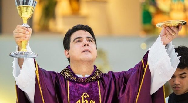 PADRE_ROBSON_CELEBRACAO