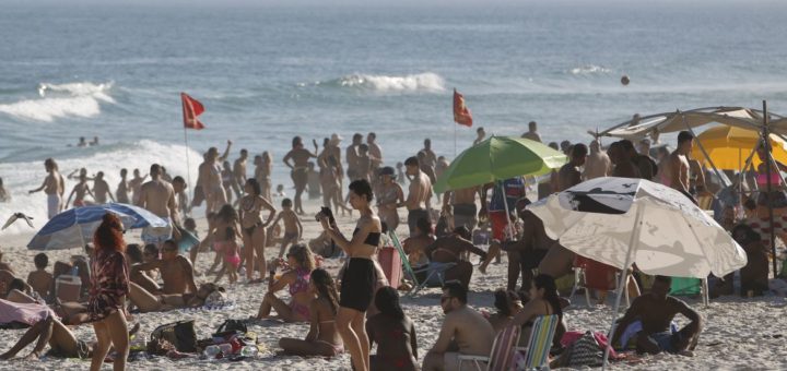 Rio de Janeiro - Com calor e temperaturas acima de 30º  neste domingo ensolarado no Rio de Janeiro, máxima prevista de 36º, banhistas enchem a praia da Barra da Tijuca. (Fernando Frazão/Agência Brasil)