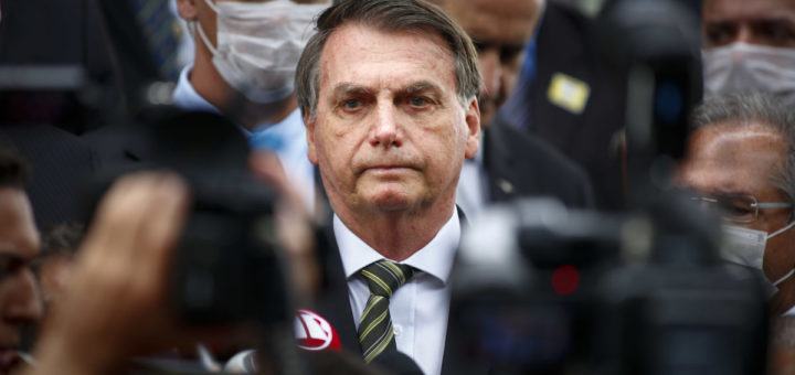 Presidente Jair Bolsonaro caminha até o  SupremoTribunal Federal (STF) com empresários e ministros para pedir a flexibilização da abertura parcial das empresas. Sérgio Lima/Poder360 07.05.2020