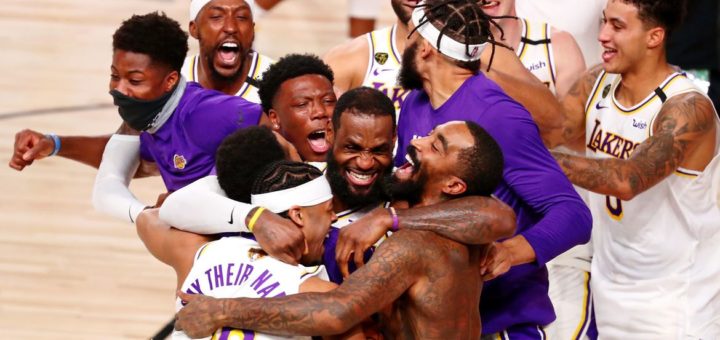 11 de outubro de 2020; Lake Buena Vista, Flórida, EUA; O Los Angeles Lakers comemora sua vitória sobre o Miami Heat após o sexto jogo das finais da NBA de 2020 no AdventHealth Arena. O Los Angeles Lakers venceu por 106-93 para vencer a série. Crédito obrigatório: Kim Klement-USA TODAY Sports TPX IMAGES OF THE DAY