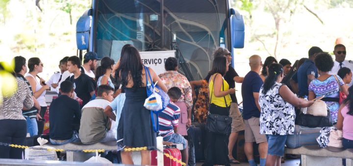 Brasília - Movimento de passageiros na Rodoviária Interestadual na véspera do feriado de Natal (Antonio Cruz/Agência Brasil)