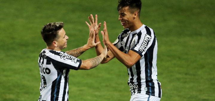 kaio-jorge-comemora-com-soteldo-gol-do-santos-contra-o-coritiba-1602977892901_v2_1920x1279