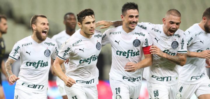 O jogador Raphael Veiga, da SE Palmeiras, comemora seu gol contra a equipe do Ceará SC, durante partida válida pelas quartas de final (volta), da Copa do Brasil, na Arena Castelão. (Foto: Cesar Greco)