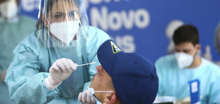 Teste do Plano Nacional de Testagem para a Covid-19, na Feira dos Importados, em Brasília.
