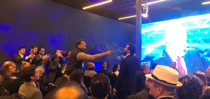 o-ex-ministro-ricardo-salles-pl-e-o-deputado-andre-janones-avante-mg-brigam-durante-o-debate-presidencial-em-sao-paulo-1661735219282_v2_900x506