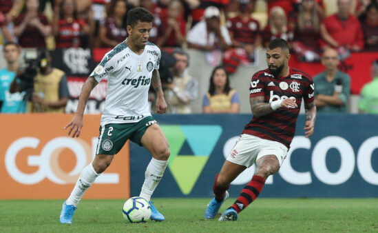 O jogador Marcos Rocha, da SE Palmeiras, disputa bola com o jogador Gabriel Barbosa, do CR Flamengo, durante partida válida pela décima sétima rodada, do Campeonato Brasileiro, Série A, no Estádio do Maracanã.
