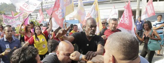 100430803-pa-rio-de-janeiro-rj-09-09-2022-comicio-de-lula-em-sao-goncalo-petistas-brigando-com-b