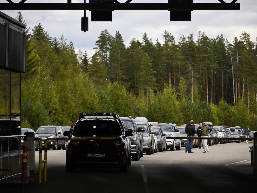 longa-fila-de-carros-aguardam-no-posto-de-fronteira-entre-russia-e-finlandia-1663856349793_v2_4x3