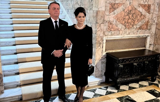 presidente-visita-caixao-da-rainha-elizabeth-ii-e-presta-condolencias (1)