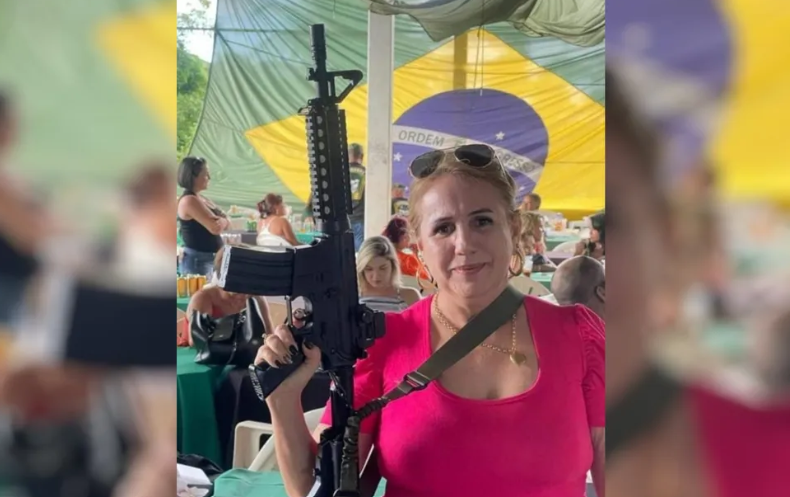 Diretora-de-escola-estadual-posa-para-foto-segurando-fuzil-Educacao-investiga