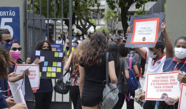Estudantes chegam para o primeiro dia de prova do Enem 2021.