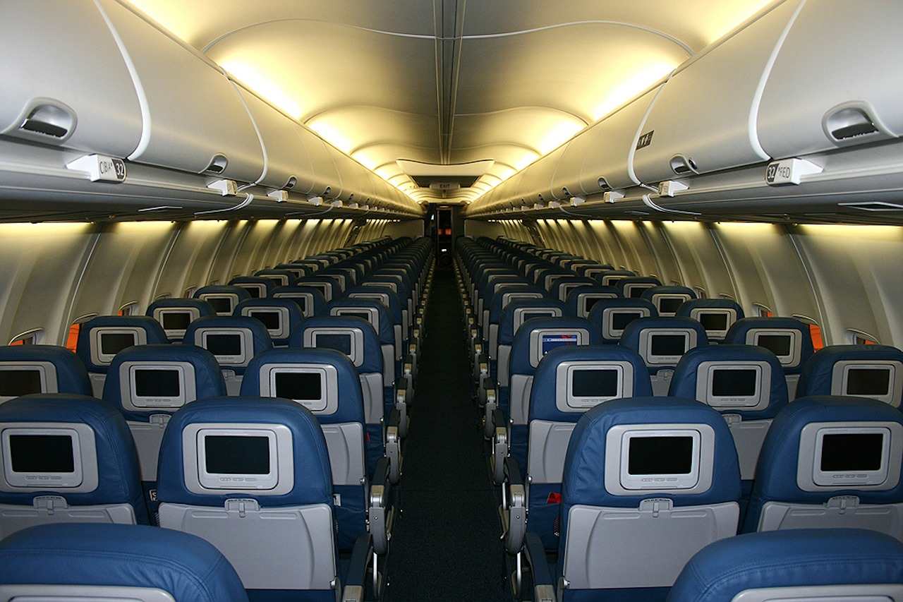 Cabine-interior-de-avião-vazia-e-com-vários-ecrãs-desligados.-Foto-de-Pixabay