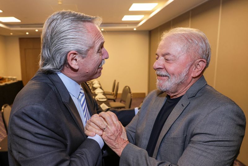 El presidente electo de Brasil, Luiz Inacio Lula da Silva recibe al mandatario de Argentina, Alberto Fernández, en Sao Paulo, Brasil, a donde el argentino viajó para saludarlo tras la elección del domingo. Esteban Collazo/Presidencia de Argentina. Fotografía provista por un tercero.