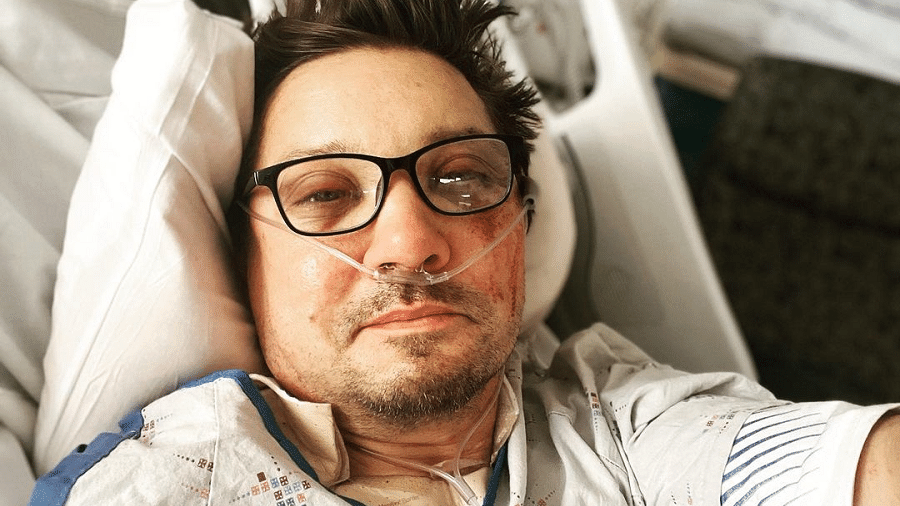 jeremy-renner-posta-foto-do-hospital-apos-grave-acidente-com-maquina-na-neve-1672789427998_v2_900x506
