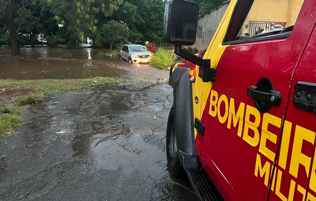 bombeiros-resgatam-familia-presa-em-casa-alagada-no-setor-sevene-em-goiania