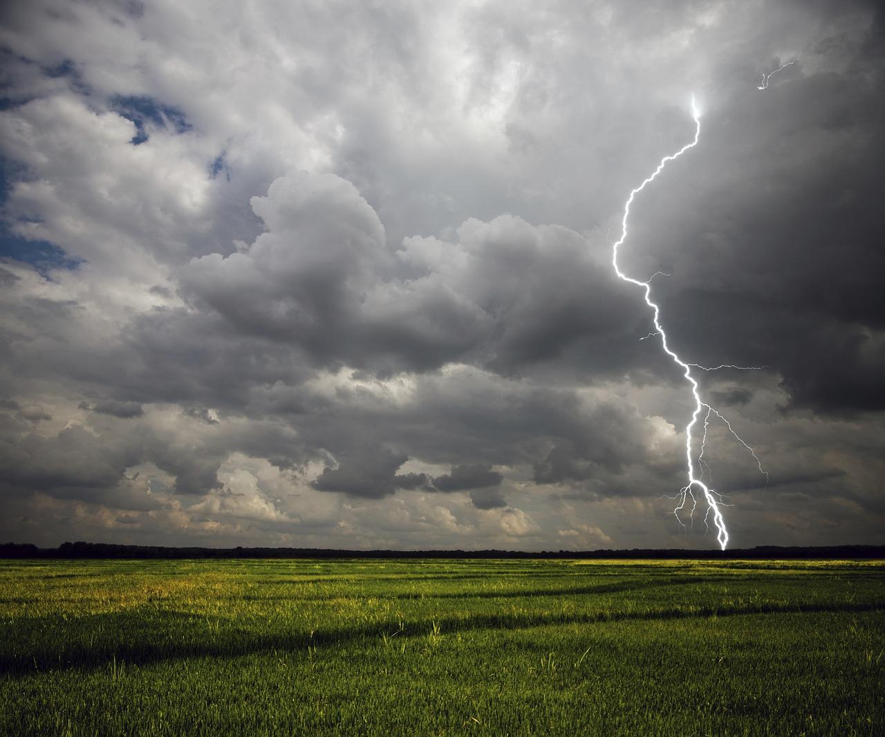 lightning-2617904_1280