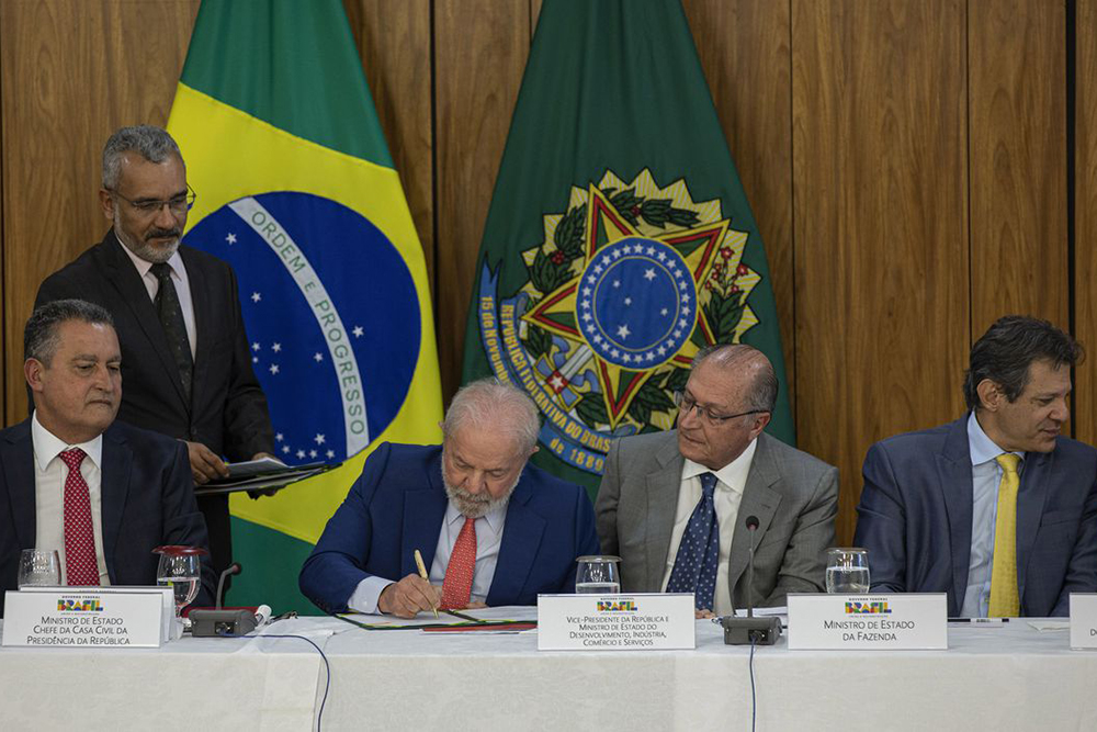 Brasília (DF) 05-04-2023 - O presidente Luiz Inácio Lula da Silva, assina os decretos que autorizam a regulamentação do Marco Legal do Saneamento.  Foto: Joédson Alves/Agência Brasil