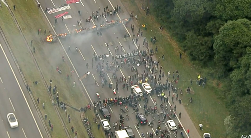 BAN2 SAO PAULO 30/05/2023 - NACIONAL - Protesto de lideranças indigenas  interdita a Rodovia dos Bandeirantes na altura do KM 20 sentido São Paulo. Foto Reprodução TV Globo
