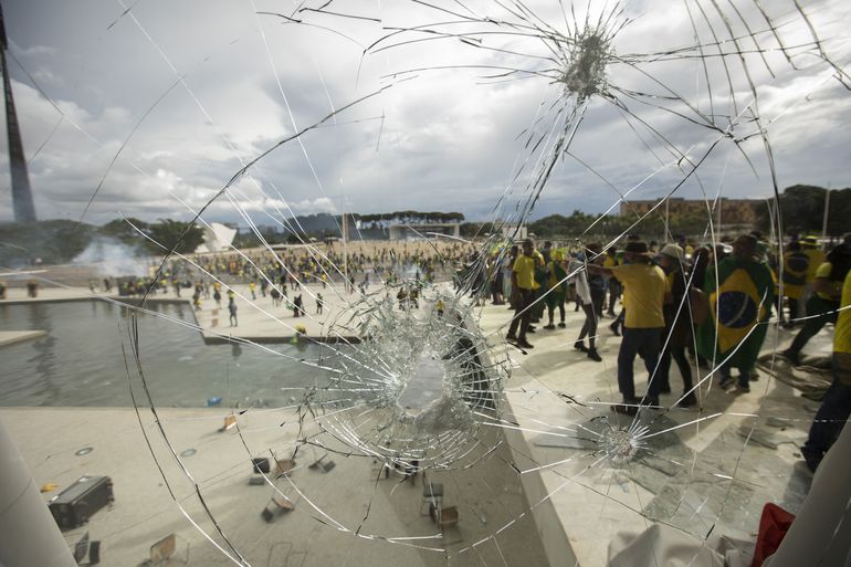 Manifestantes fazem ato contra governo no dia 8 de janeiro 2023