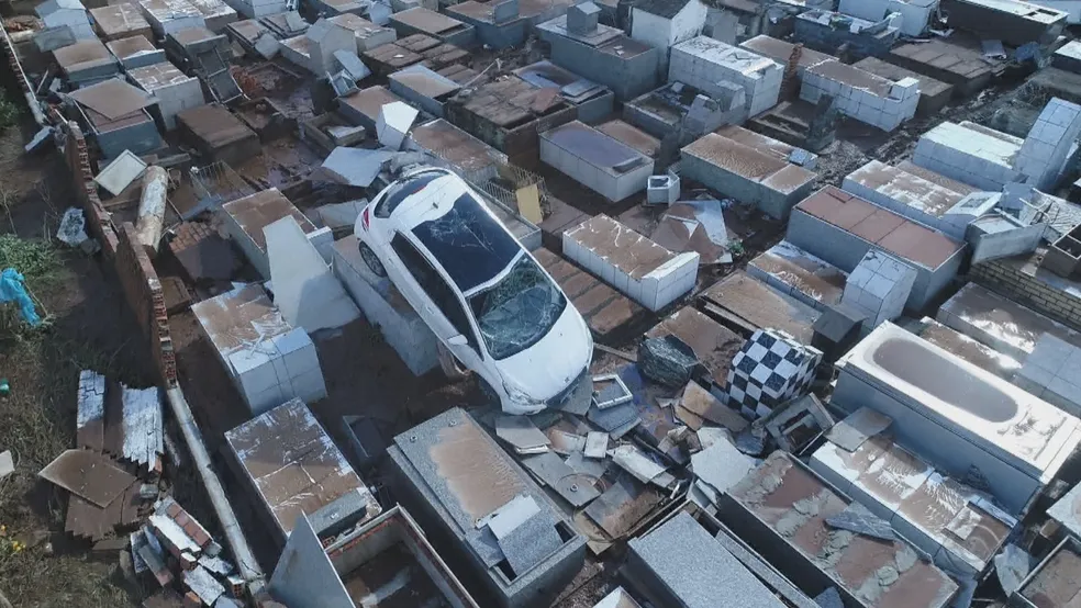 carro em cemiterio