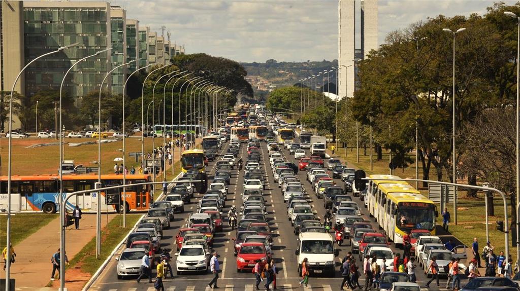 transito-em-brasilia-baixa-prioridade-ao-transporte-publico1