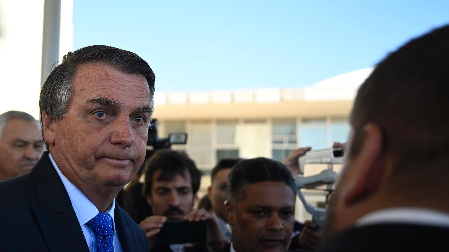 21jun23---o-ex-presidente-brasileiro-jair-bolsonaro-ao-deixar-o-senado-1687393371282_v2_900x506