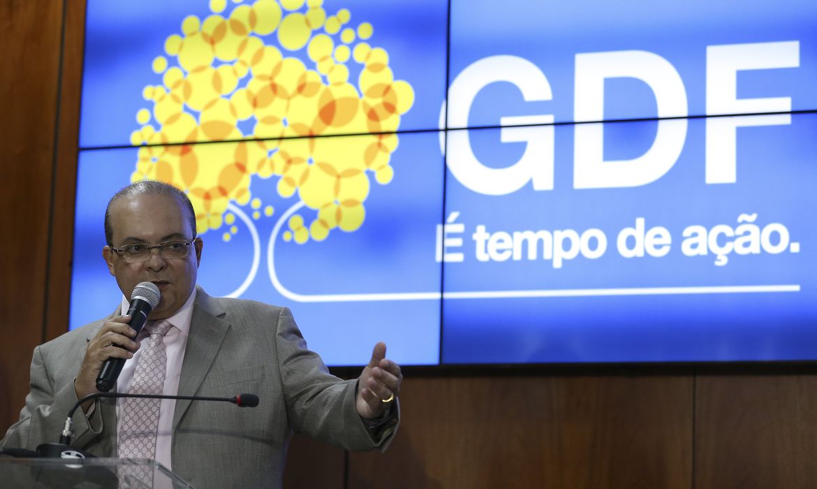 O governador do Distrito Federal, Ibaneis Rocha, durante cerimônia para assinatura de contrato de suporte técnico do Banco no processo de desestatização da companhia distribuidora de energia do Distrito Federal.