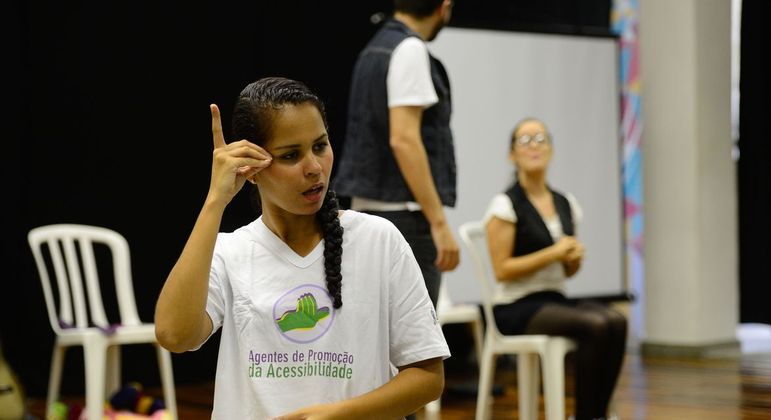 interprete-de-libras-durante-curso-sobre-a-linguagem-09022023135956862