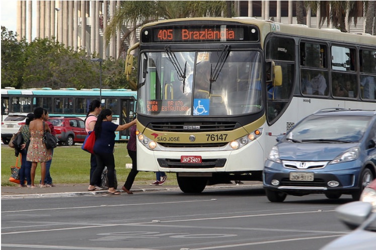 passageiros-embarcam-em-onibus-no-eixo-monumental1