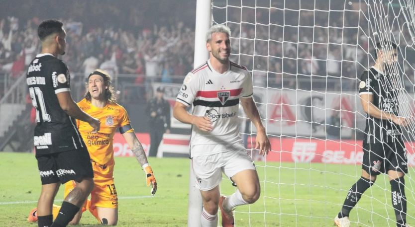 São Paulo vira sobre o Corinthians e larga na frente na final do