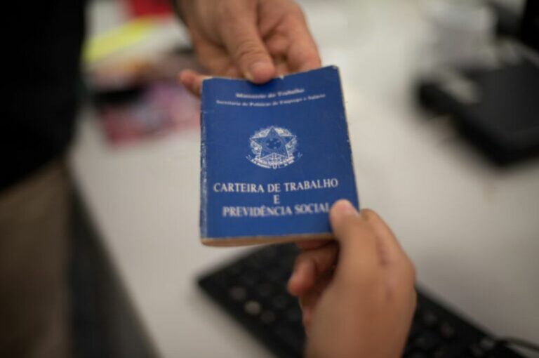 Carteira-de-Trabalho-768x510