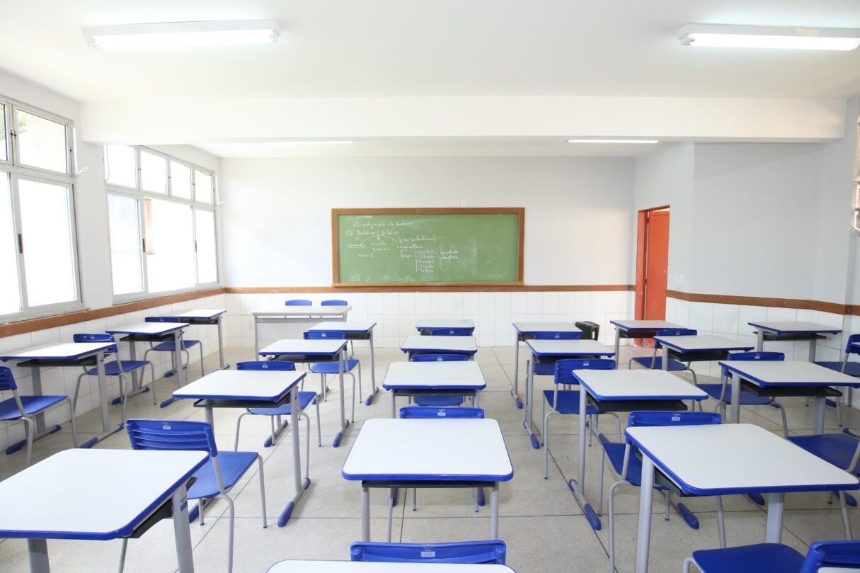 sala-de-aula_Seduc-1215x809 (1)