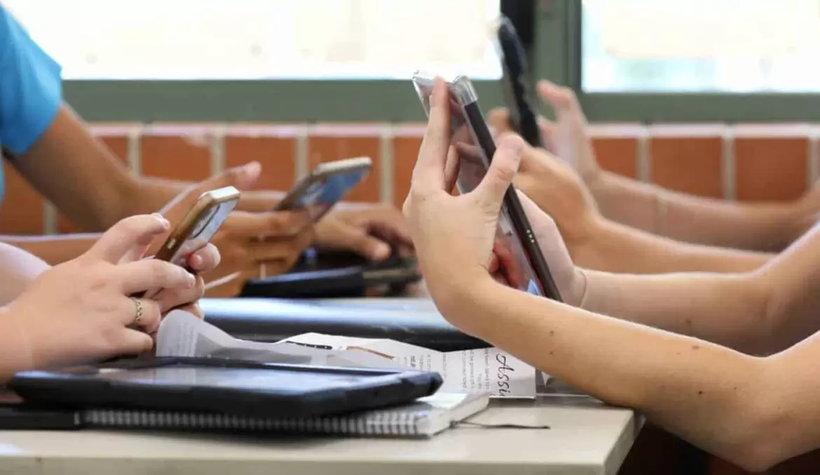 Celulares-alunos-1-1-e1701778312887