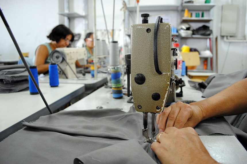 Costureira representa o empreendedorismo de pequenos negócios, que abrange os microempreendedores individuais (MEI), as microempresas (ME) e as empresas de pequeno porte (EPP)