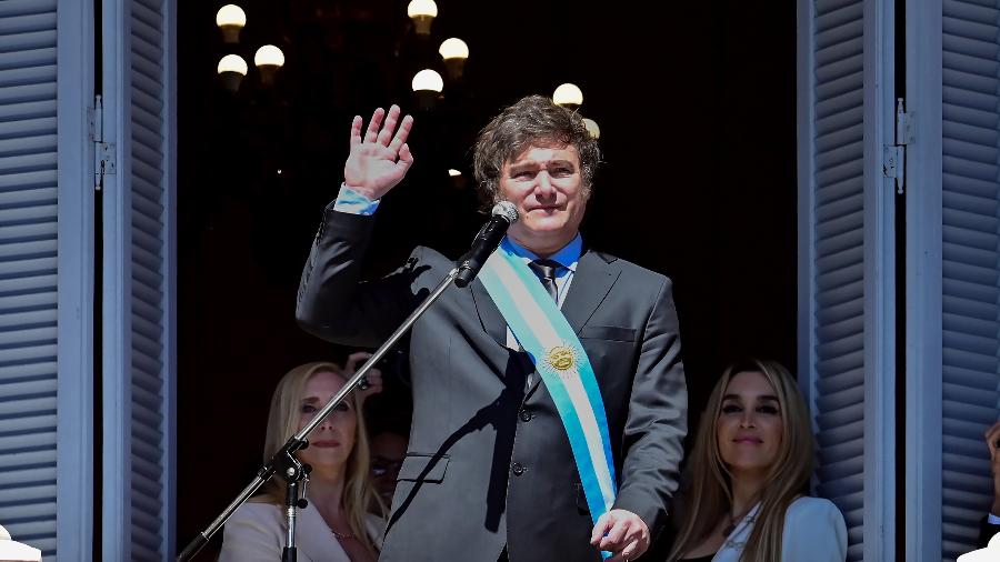 presidente-da-argentina-javier-milei-acena-da-sacada-da-casa-rosada-em-buenos-aires-argentina-1702388414597_v2_900x506