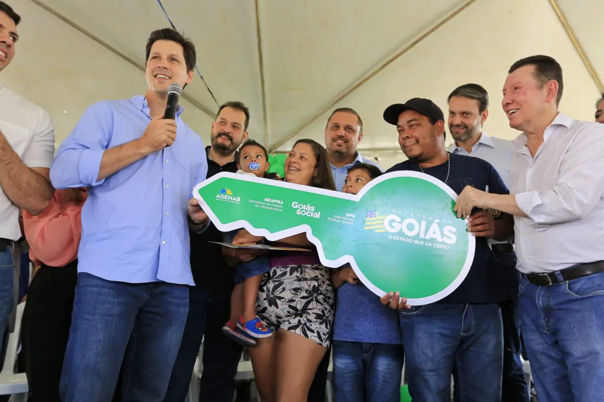 Entregues-83-casas-a-custo-zero-em-Aguas-Lindas-e-Formosa-1215x810.jpg