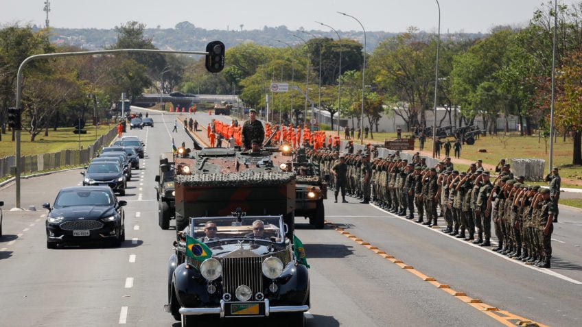 7DeSetembro-DesfileMilitar-IndependeciaDoBrasil-EsplanadaDosMinisterios-Militares-RolsRoyce-Blindados-13-848x477