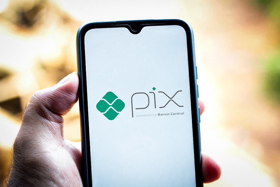 BRAZIL - 2020/10/07: In this photo illustration the Pix powered by Banco Central logo seen displayed on a smartphone. It is an electronic payment system in Brazil. (Photo Illustration by Rafael Henrique/SOPA Images/LightRocket via Getty Images)
