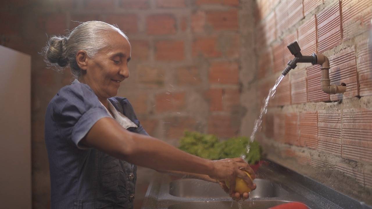 0001-Agua_senhora_lavando