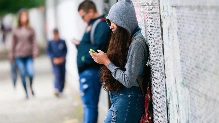 6nov2017---estudantes-foram-autorizado-a-usar-o-celular-nas-escolas-estaduais-de-sao-paulo-1534195729804_v2_900x506