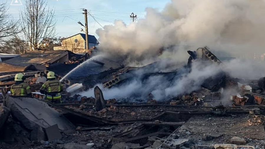 bombeiros-trabalham-em-area-residencial-atingida-por-ataque-russo-em-lviv-na-ucrania-1731868131224_v2_900x506