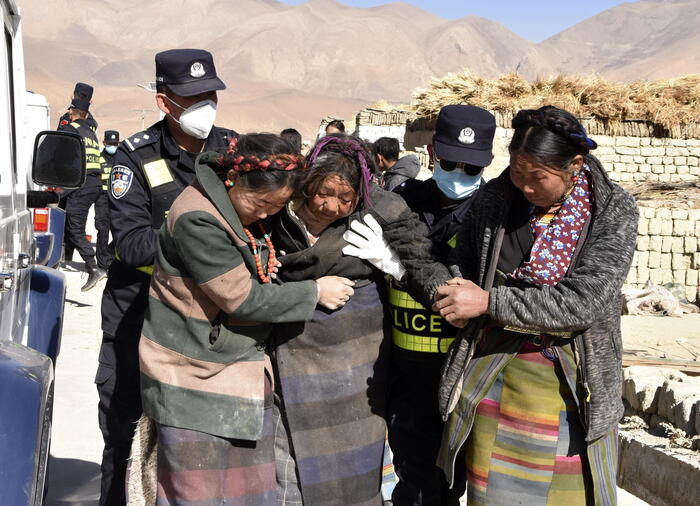 epa11810822 Rescuers transfer injured people at Zhacun Village of Dingri County in Xigaze, southwest China's Xizang Autonomous Region, 07 January 2025. At least of 95 people have been confirmed dead and 130 others injured during the 6.8-magnitude earthquake that jolted Dingri County in the city of Xigaze in in southwest China's Xizang Autonomous Region at 9:05 a.m. (Beijing Time) on January 7, according to regional disaster relief headquarters.  EPA/XINHUA / LIU YOUSHENG CHINA OUT / UK AND IRELAND OUT  /       MANDATORY CREDIT  EDITORIAL USE ONLY