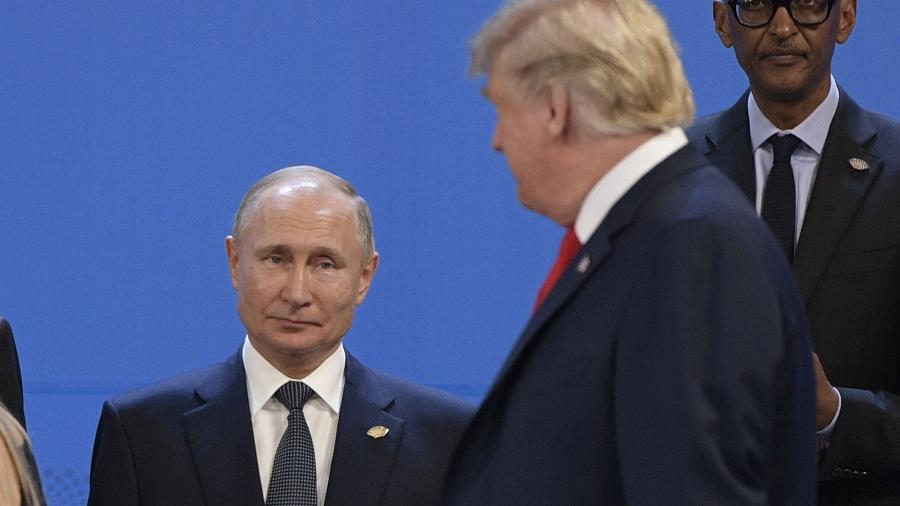 o-presidente-dos-eua-donald-trump-olha-para-o-lider-russo-vladimir-putin-durante-a-cermonia-para-a-foto-oficial-do-g20-1543678111392_v2_900x506