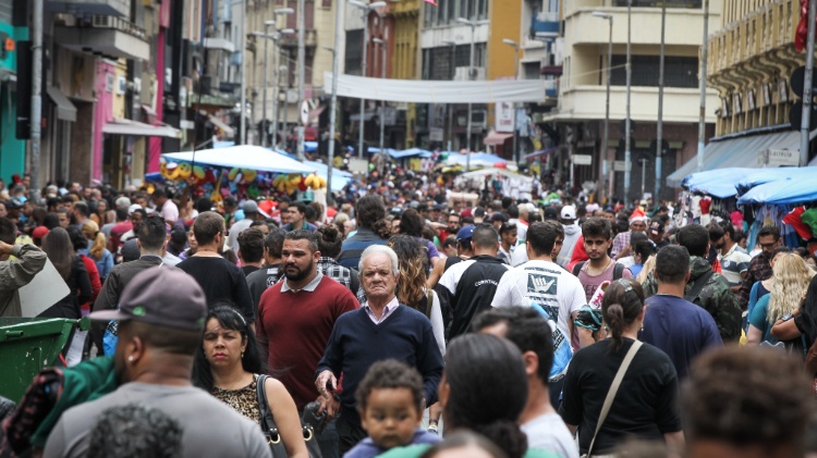 comercio-na-25-de-marco-movimentacao-metropole-vida-na-cidade-1495025390025_750x421