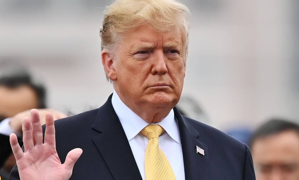 82894353_US-President-Donald-Trump-gestures-onboard-Japan-Maritime-Self-Defense-Forces-JMSDF-he
