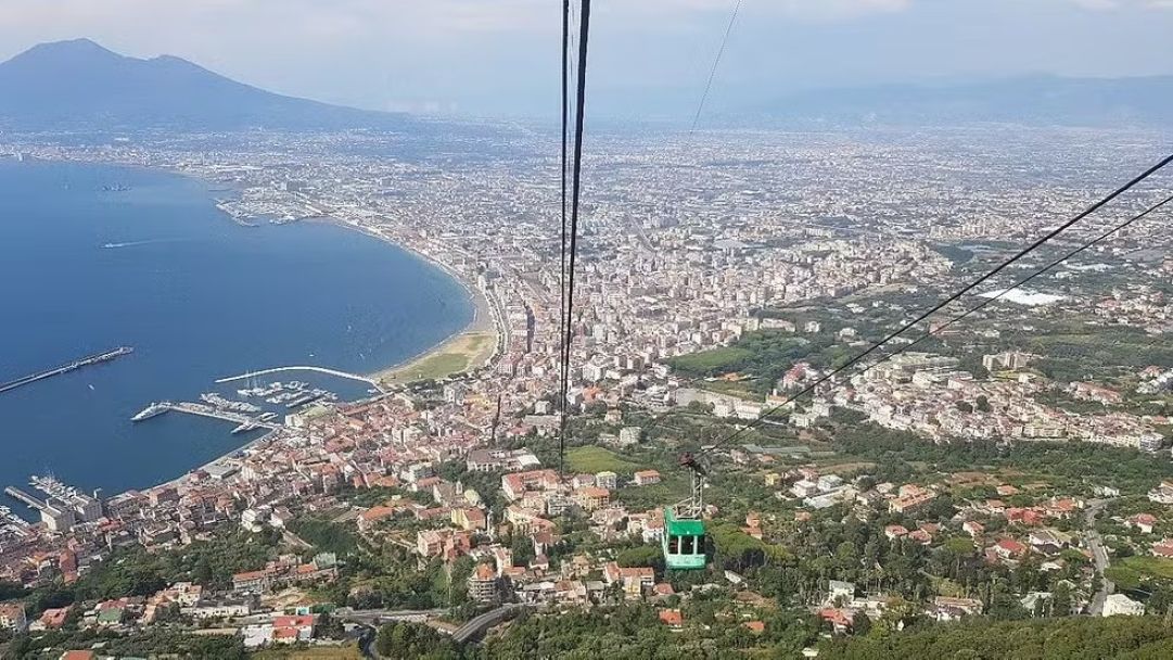 Foto-de-turista-feita-durante-passeio-pelo-teleferico-do-Monte-Faito