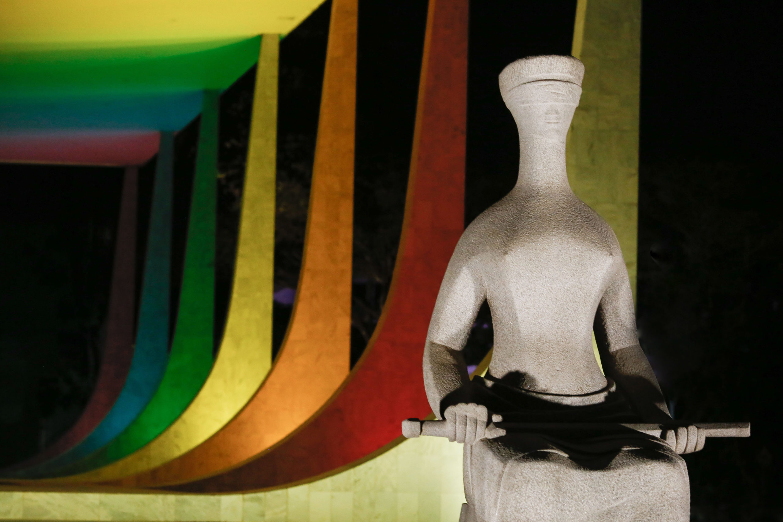 Orgulho LGBTQIAP+. O Supremo Tribunal Federal (STF) e a Associação Nacional de Magistrados do Trabalho (Anamatra) iluminaram a sede do STF com as cores do arco-íris, de 20 a 30 de junho, para marcar o Mês do Orgulho LGBTQIAP+. “A ação simbólica busca reforçar o engajamento do Poder Judiciário e da sociedade na defesa de direitos dessa população”, afirma o presidente do Supremo, ministro Luiz Fux. Sérgio Lima/Poder360 20.jun.2022