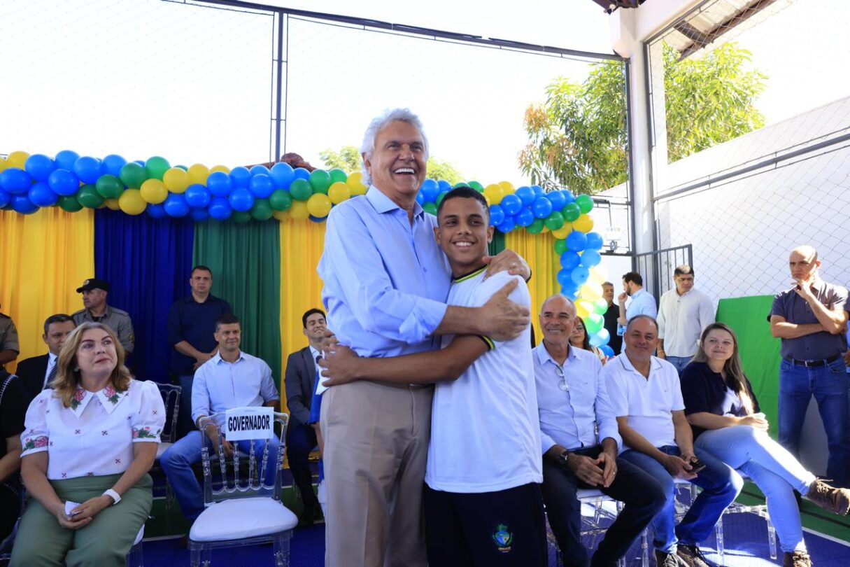 Caiado-inaugura-colegio-para-mais-de-500-estudantes-na-Regiao-Leste-de-Goiania_Secom-7-1215x810