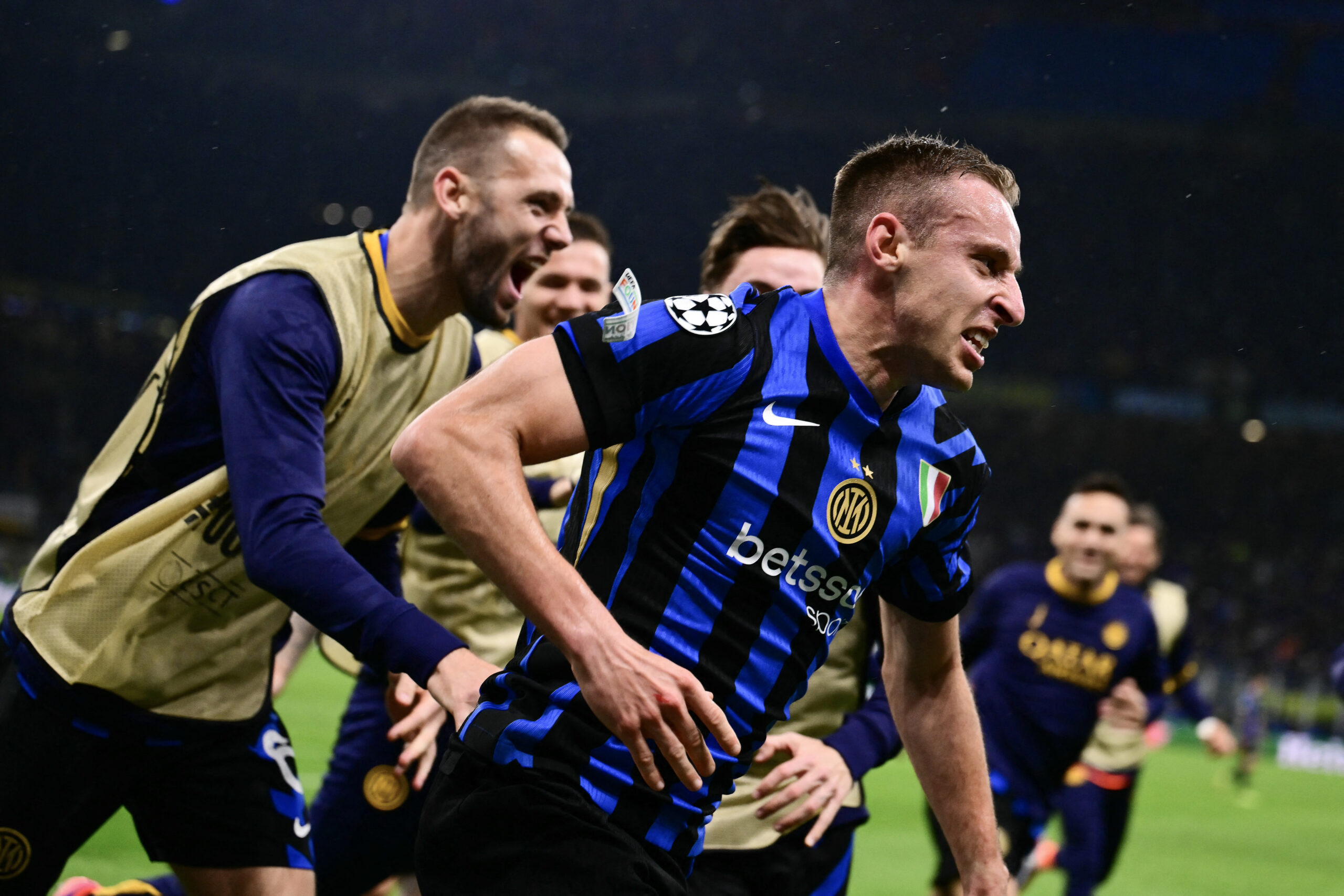 Inter Milan's Italian midfielder #16 Davide Frattesi (R) celebrates scoring his team's fourth goal during the UEFA Champions League semi-final second leg football match between Inter Milan and FC Barcelona at the San Siro stadium in Milan on May 6, 2025. (Photo by Marco BERTORELLO / AFP)