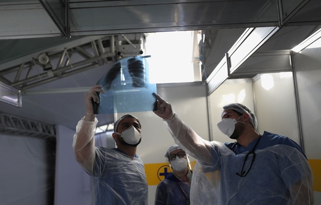 Médicos observam exame de paciente em hospital de campanha em Guarulhos (SP) 
12/05/2020
REUTERS/Amanda Perobelli